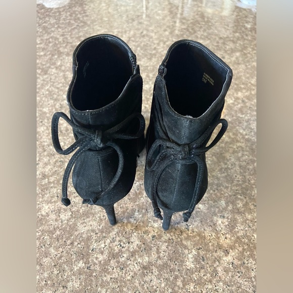 Ann Taylor Ankle Booties - black suede - SIZE 5M - Picture 3 of 7